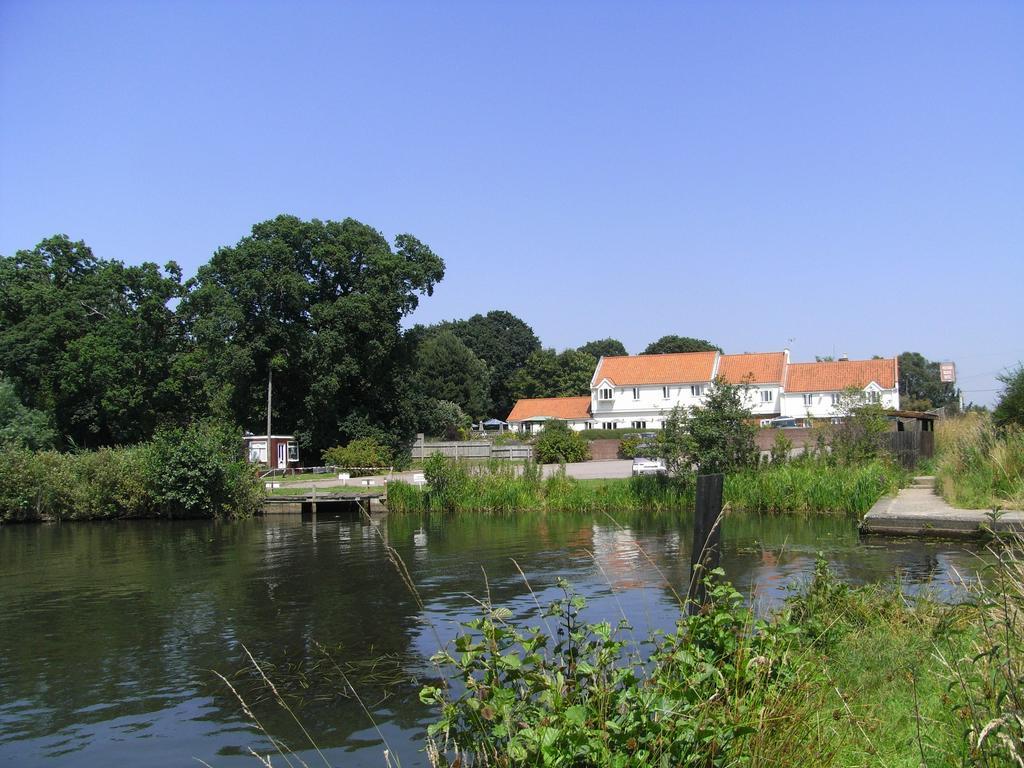 Wayford Bridge Inn Hotel Сталхэм Экстерьер фото